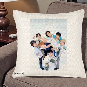 Perna Personalizata K-pop Stray Kids Foto Grup Bleu, 40x40 cm, Crem Reliefat, Husa Detasabila, Perna Inclusa, BEKZ®