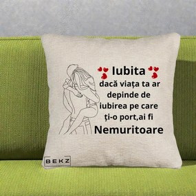 Cadou pentru Iubita - Perna Personalizata Iubita Nemuritoare cu Cuplu Line-Art si Inimi Rosii, 40x40 cm, Bej Canapea, Husa Detasabila, Perna Inclusa, BEKZ®