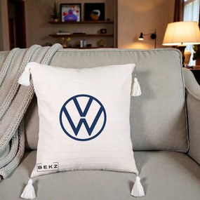 Perna Personalizata cu emblema Volkswagen, 40x40 cm, Bej cu Franjuri, Husa Detasabila, Perna Inclusa, BEKZ®