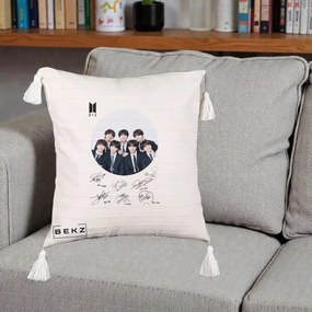 Perna Personalizata K-pop BTS Fotografie Grup Costum Negru si Autografe Cerc, 40x40 cm, Bej cu Franjuri, Husa Detasabila, Perna Inclusa, BEKZ®