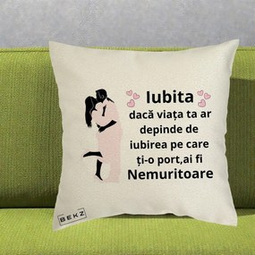 Cadou pentru Iubita - Perna Personalizata Iubita Nemuritoare cu Siluete de Cuplu, 40x40 cm, Ecru, Husa Detasabila, Perna Inclusa, BEKZ®