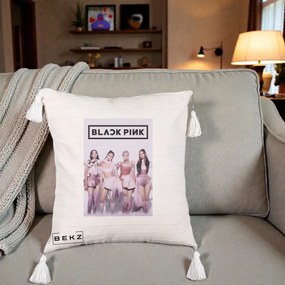 Perna Personalizata K-pop BLACKPINK Poster Roz Tinute Coordonate, 40x40 cm, Bej cu Franjuri, Husa Detasabila, Perna Inclusa, BEKZ®