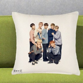 Perna Personalizata K-pop BTS Foto Grup In Picioare Tricoturi, 40x40 cm, Crem Reliefat, Husa Detasabila, Perna Inclusa, BEKZ®
