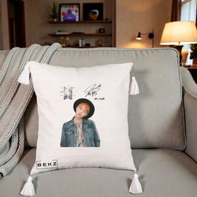 Perna Personalizata K-pop BTS Suga par Portocaliu Palarie Autograf, 40x40 cm, Bej cu Franjuri, Husa Detasabila, Perna Inclusa, BEKZ®