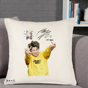 Perna Personalizata K-pop BTS RM Namjoon Hanorac Galben Autograf, 40x40 cm, Crem Reliefat, Husa Detasabila, Perna Inclusa, BEKZ®