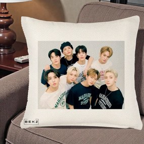 Perna Personalizata K-pop Stray Kids Foto Grup Text, 40x40 cm, Crem Reliefat, Husa Detasabila, Perna Inclusa, BEKZ®