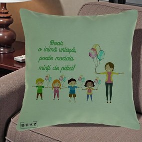 Cadou pentru Educatoare - Perna Personalizata Doar o Inima Uriasa poate Modela Minti de Pitici cu Educatoare si Baloane, 40x40 cm, Verde, Husa Detasabila, Perna Inclusa, BEKZ®