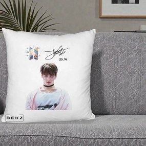 Perna Personalizata K-pop BTS Jungkook Portret cu Ochelari Autograf, 40x40 cm, Alb Pufos, Husa Detasabila, Perna Inclusa, BEKZ®