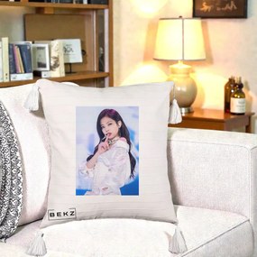 Perna Personalizata K-pop BLACKPINK Jennie Concert Alb cu Microfon, 40x40 cm, Bej cu Franjuri, Husa Detasabila, Perna Inclusa, BEKZ®