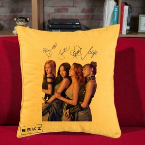 Perna Personalizata K-pop BLACKPINK Fotografie Grup Autografe Deasupra, 40x40 cm, Galben, Husa Detasabila, Perna Inclusa, BEKZ®
