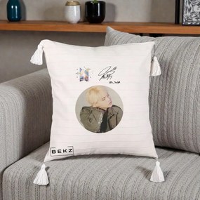 Perna Personalizata K-pop BTS Suga Portret cu Autograf, 40x40 cm, Bej cu Franjuri, Husa Detasabila, Perna Inclusa, BEKZ®
