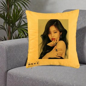 Perna Personalizata K-pop BLACKPINK Jennie Editorial Negru cu Inele, 40x40 cm, Galben, Husa Detasabila, Perna Inclusa, BEKZ®