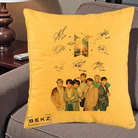 Perna Personalizata K-pop BTS Autografe Toti Membrii Fotografie, 40x40 cm, Galben, Husa Detasabila, Perna Inclusa, BEKZ®