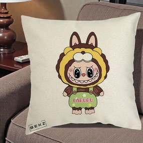 Perna Personalizata Labubu Leu Galben cu Salopeta, 40x40 cm, Ecru, Husa Detasabila, Perna Inclusa, BEKZ®