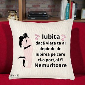 Cadou pentru Iubita - Perna Personalizata Iubita Nemuritoare cu Siluete de Cuplu, 40x40 cm, Crem Reliefat, Husa Detasabila, Perna Inclusa, BEKZ®