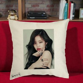 Perna Personalizata K-pop BLACKPINK Jennie Editorial Negru cu Inele, 40x40 cm, Ecru, Husa Detasabila, Perna Inclusa, BEKZ®