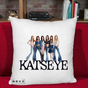 Perna Personalizata K-pop KATSEYE Foto Grup Blugi, 40x40 cm, Alb Pufos, Husa Detasabila, Perna Inclusa, BEKZ®