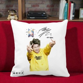 Perna Personalizata K-pop BTS RM Namjoon Hanorac Galben Autograf, 40x40 cm, Alba Mata, Husa Detasabila, Perna Inclusa, BEKZ®