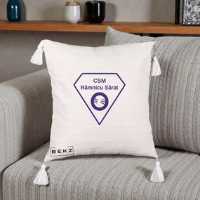 Perna Personalizata CSM Ramnicu Sarat Fotbal, 40x40 cm, Bej cu Franjuri, Husa Detasabila, Perna Inclusa, BEKZ®