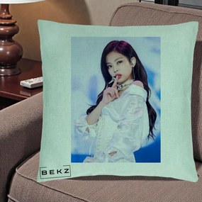Perna Personalizata K-pop BLACKPINK Jennie Concert Alb cu Microfon, 40x40 cm, Verde Menta, Husa Detasabila, Perna Inclusa, BEKZ®