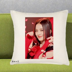 Perna Personalizata K-pop BLACKPINK Jisoo Rosu, 40x40 cm, Crem Reliefat, Husa Detasabila, Perna Inclusa, BEKZ®
