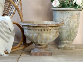Jardinieră vintage pe picior, din metal cu finisaj antichizat, H35.5/D46.5 cm