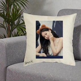Perna Personalizata K-pop BLACKPINK Jennie Cute cu Diadema Ursulet, 40x40 cm, Ecru, Husa Detasabila, Perna Inclusa, BEKZ®