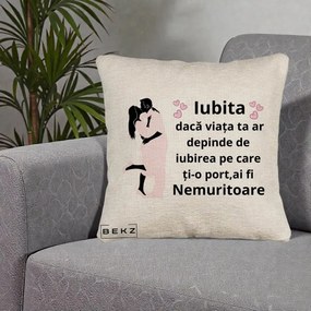 Cadou pentru Iubita - Perna Personalizata Iubita Nemuritoare cu Siluete de Cuplu, 40x40 cm, Bej Canapea, Husa Detasabila, Perna Inclusa, BEKZ®