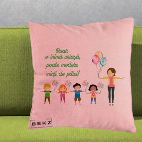 Cadou pentru Educatoare - Perna Personalizata Doar o Inima Uriasa poate Modela Minti de Pitici cu Educatoare si Baloane, 40x40 cm, Roz, Husa Detasabila, Perna Inclusa, BEKZ®