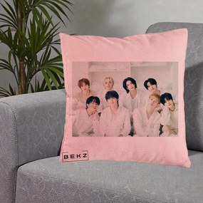 Perna Personalizata K-pop Stray Kids Foto Grup Alb All-White cu 8 Membrii, 40x40 cm, Roz, Husa Detasabila, Perna Inclusa, BEKZ®