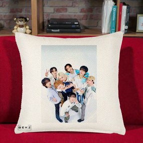 Perna Personalizata K-pop Stray Kids Foto Grup Bleu, 40x40 cm, Crem Reliefat, Husa Detasabila, Perna Inclusa, BEKZ®