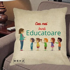 Cadou pentru Educatoare - Perna Personalizata Cea mai Buna Educatoare cu Ilustratie Copii si Educatoare, 40x40 cm, Crem, Husa Detasabila, Perna Inclusa, BEKZ®