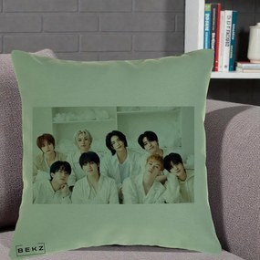 Perna Personalizata K-pop Stray Kids Foto Grup All-White Landscape, 40x40 cm, Verde, Husa Detasabila, Perna Inclusa, BEKZ®