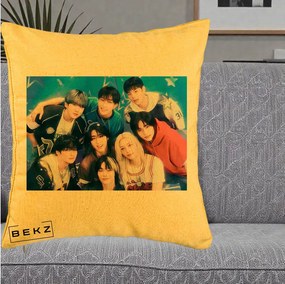 Perna Personalizata K-Pop Grup Foto Stele, 40x40 cm, Galben, Husa Detasabila, Perna Inclusa, BEKZ®