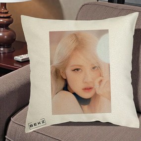 Perna Personalizata K-pop BLACKPINK Rose Blond cu Inel Roz Pastel, 40x40 cm, Ecru, Husa Detasabila, Perna Inclusa, BEKZ®