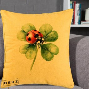 Perna Decorativa Buburuza Norocoasa pe Trifoi cu Patru Foi, 40x40 cm, Galben, Husa Detasabila, Perna Inclusa, BEKZ®