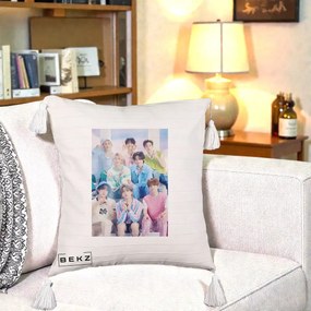 Perna Personalizata K-Pop Grup Foto Pasteluri cu 8 Artisti, 40x40 cm, Bej cu Franjuri, Husa Detasabila, Perna Inclusa, BEKZ®