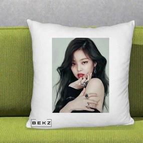 Perna Personalizata K-pop BLACKPINK Jennie Editorial Negru cu Inele, 40x40 cm, Alb Pufos, Husa Detasabila, Perna Inclusa, BEKZ®