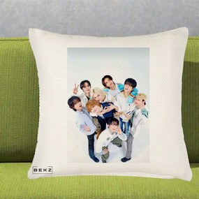 Perna Personalizata K-pop Stray Kids Foto Grup Bleu, 40x40 cm, Crem Reliefat, Husa Detasabila, Perna Inclusa, BEKZ®