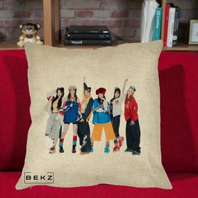Perna Personalizata Grup K-pop Fete in Picioare Foto, 40x40 cm, Crem, Husa Detasabila, Perna Inclusa, BEKZ®