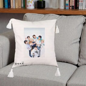 Perna Personalizata K-pop Stray Kids Foto Grup Bleu, 40x40 cm, Bej cu Franjuri, Husa Detasabila, Perna Inclusa, BEKZ®
