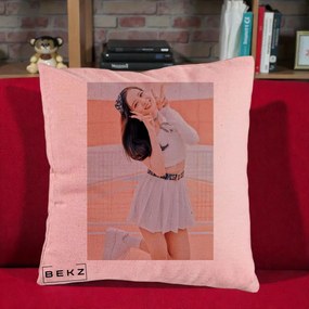 Perna Personalizata K-pop BLACKPINK Nayeon/Jisoo Tenis Alb, 40x40 cm, Roz, Husa Detasabila, Perna Inclusa, BEKZ®