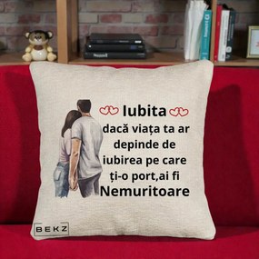 Cadou pentru Iubita - Perna Personalizata Iubita Nemuritoare cu Cuplu Acuarela Roz si Inimi, 40x40 cm, Bej Canapea, Husa Detasabila, Perna Inclusa, BEKZ®