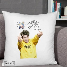 Perna Personalizata K-pop BTS RM Namjoon Hanorac Galben Autograf, 40x40 cm, Alb Pufos, Husa Detasabila, Perna Inclusa, BEKZ®