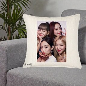 Perna Personalizata K-pop BLACKPINK Foto Grup Selfie 4 Membre, 40x40 cm, Crem Reliefat, Husa Detasabila, Perna Inclusa, BEKZ®