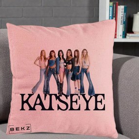 Perna Personalizata K-pop KATSEYE Foto Grup Blugi, 40x40 cm, Roz, Husa Detasabila, Perna Inclusa, BEKZ®