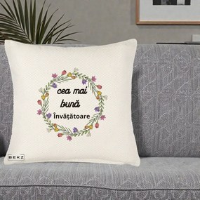 Cadou pentru Invatatoare - Perna Personalizata Cea mai Buna Invatatore cu Coronita Florala Colorata, 40x40 cm, Crem Reliefat, Husa Detasabila, Perna Inclusa, BEKZ®