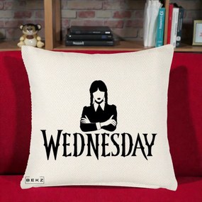 Perna Personalizata Wednesday Addams cu Brate Incrucisate, 40x40 cm, Crem Reliefat, Husa Detasabila, Perna Inclusa, BEKZ®
