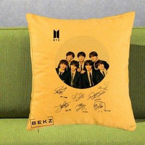 Perna Personalizata K-pop BTS Fotografie Grup Costum Negru si Autografe Cerc, 40x40 cm, Galben, Husa Detasabila, Perna Inclusa, BEKZ®