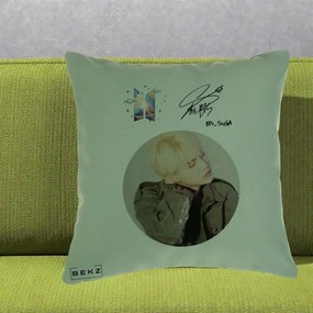 Perna Personalizata K-pop BTS Suga Portret cu Autograf, 40x40 cm, Verde, Husa Detasabila, Perna Inclusa, BEKZ®